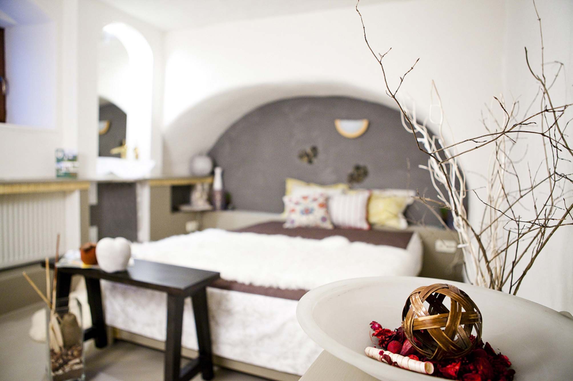 Gemütliches Schlafzimmer mit Dekoration und Bett.