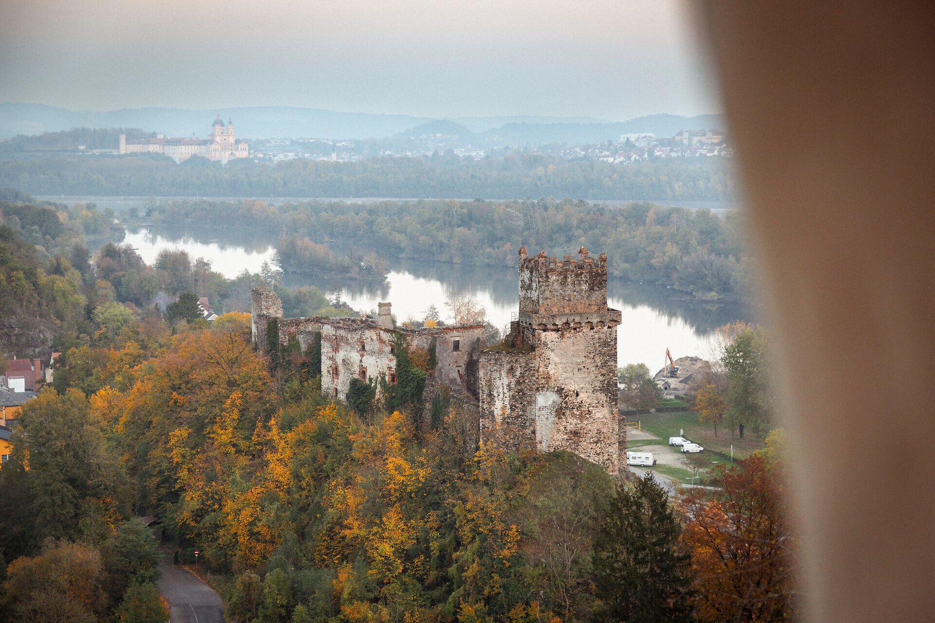 Ruine Weitenegg und Blick auf den Badesee Weitenegg und die Donau im Nibelungengau