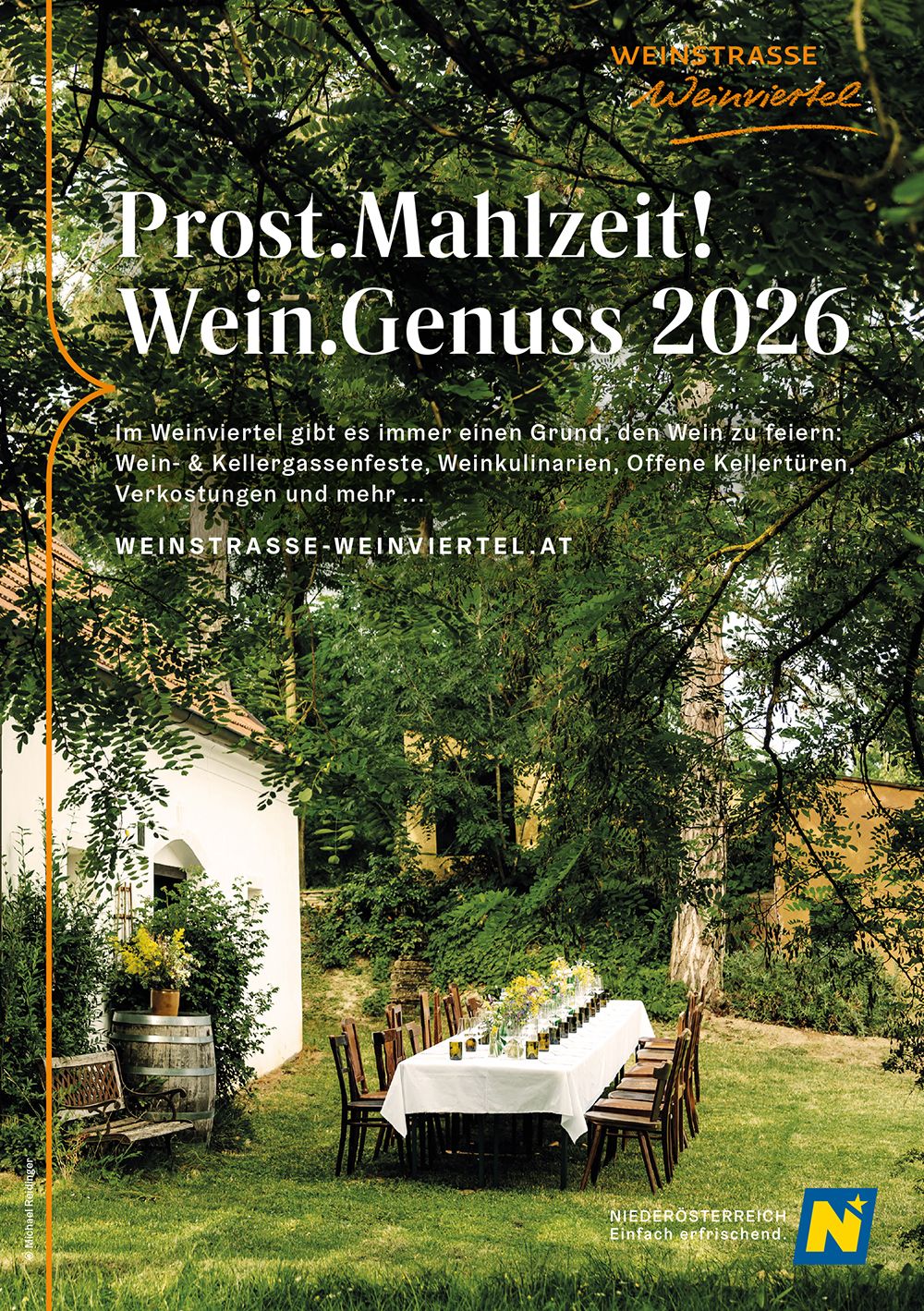 Coverbild: Gedeckte Tafel im Grünen vor einem alten Presshaus. 