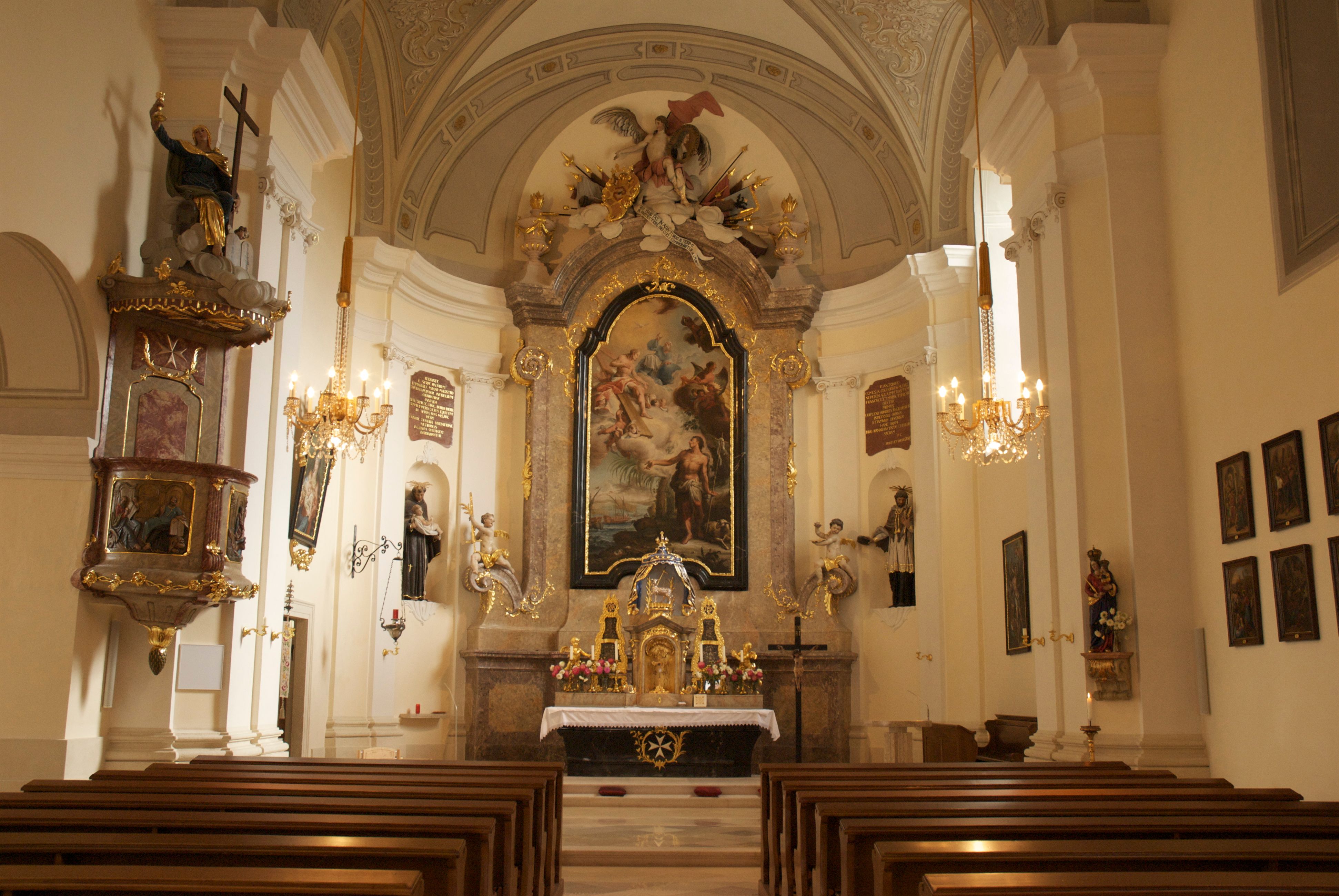 Innenansicht der Kirche Schloss Mailberg mit Altar und kunstvollen Verzierungen.