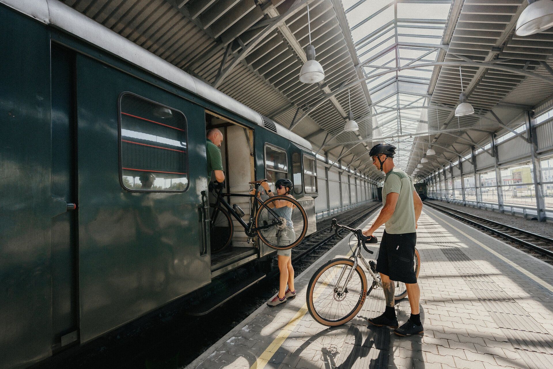 Zwei Radfahrende verladen ihre Fahrräder in die Waldviertelbahn am Bahnhof Gmünd.