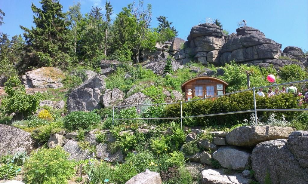 Steingarten mit Hütte und Menschen in Bad Traunstein.