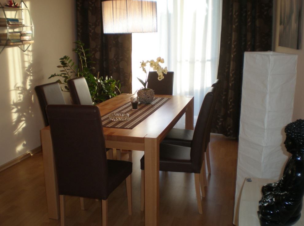 Tisch mit Stühlen im Wohnraum