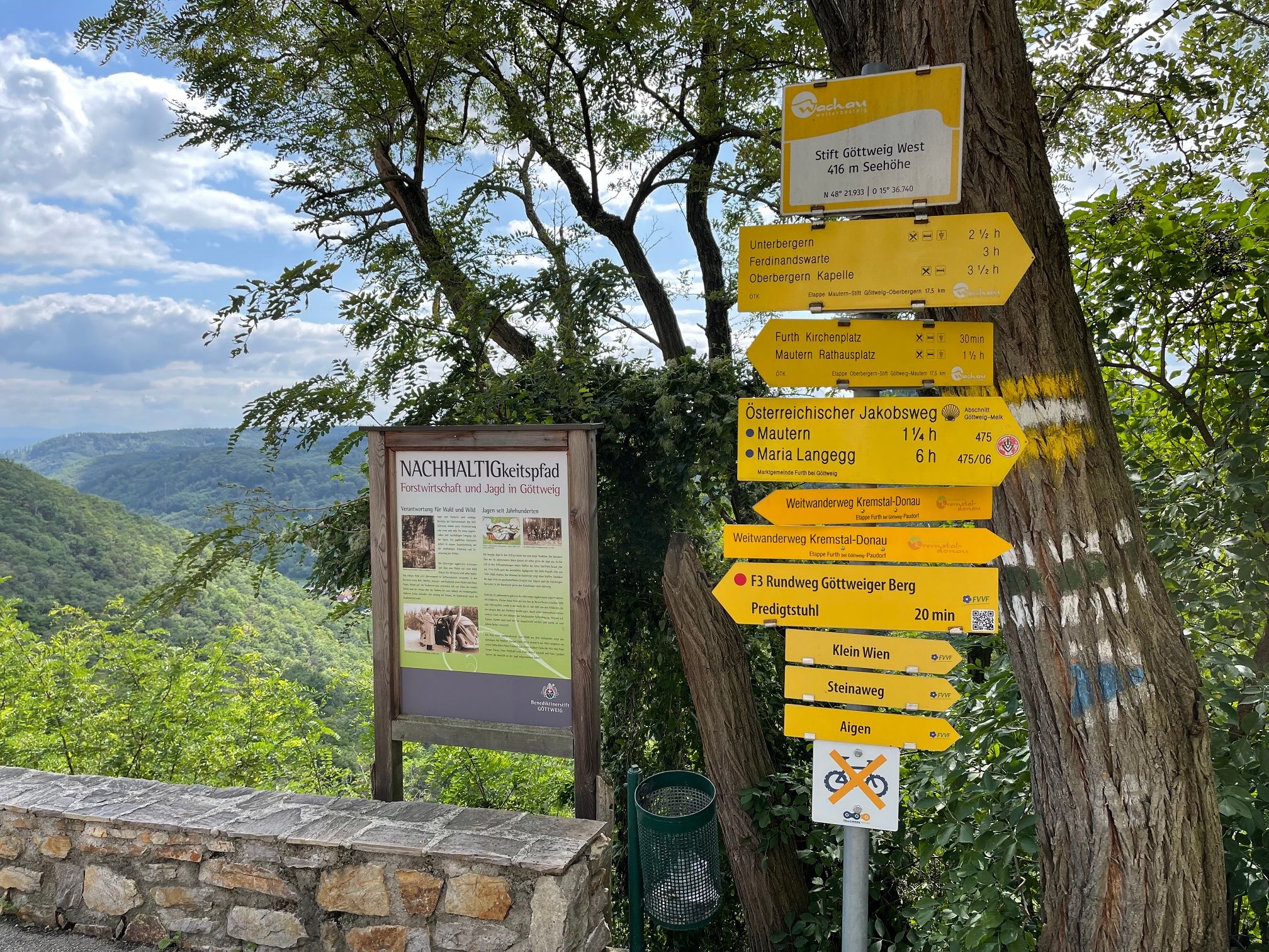 Wegweiser beim Stift Göttweig