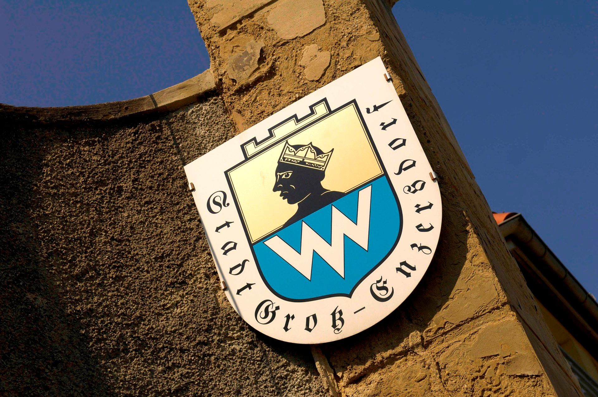 Wappen der Stadtgemeinde Groß-Enzersdorf an einer Steinwand.