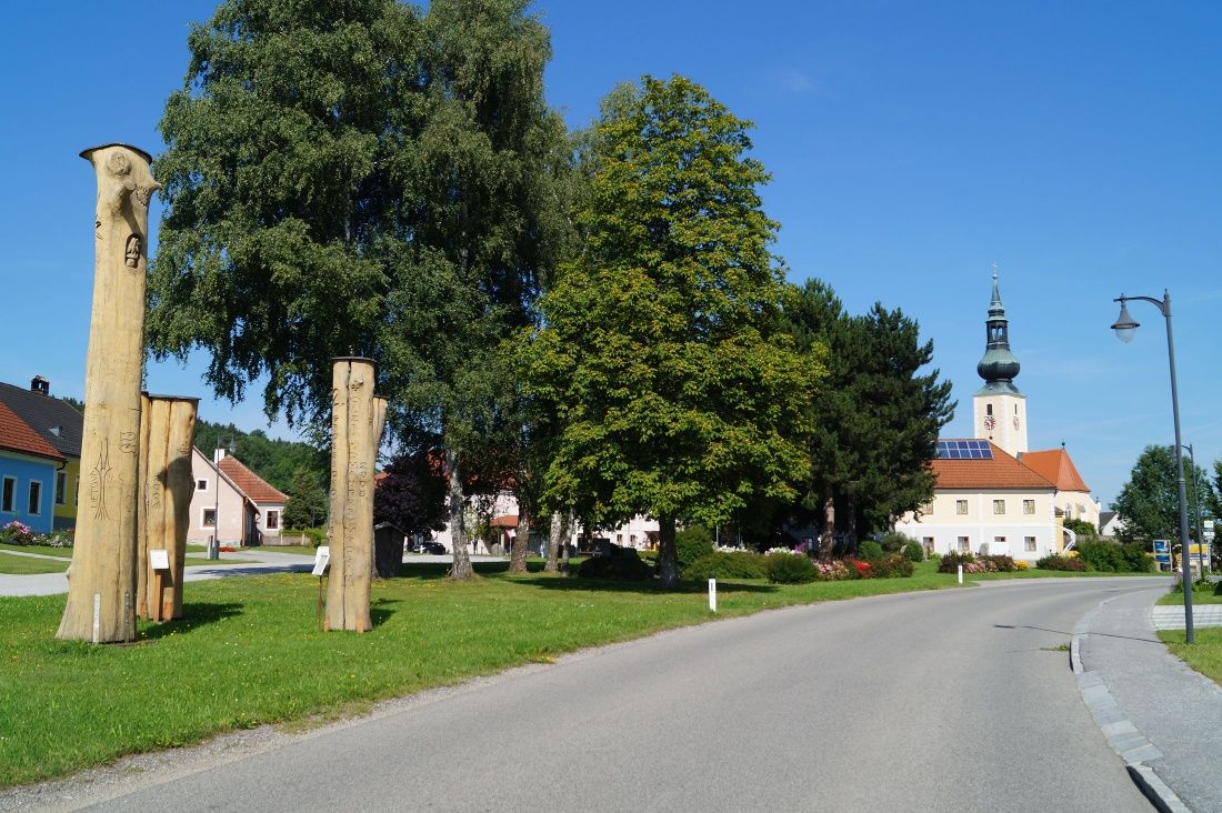 Symposiumbäume mit Kirche