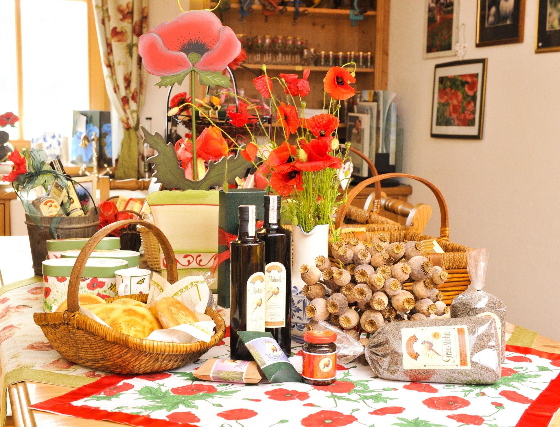Ein Tisch mit Mohnprodukten, Blumen und Dekoration im Waldviertler Mohnhof.
