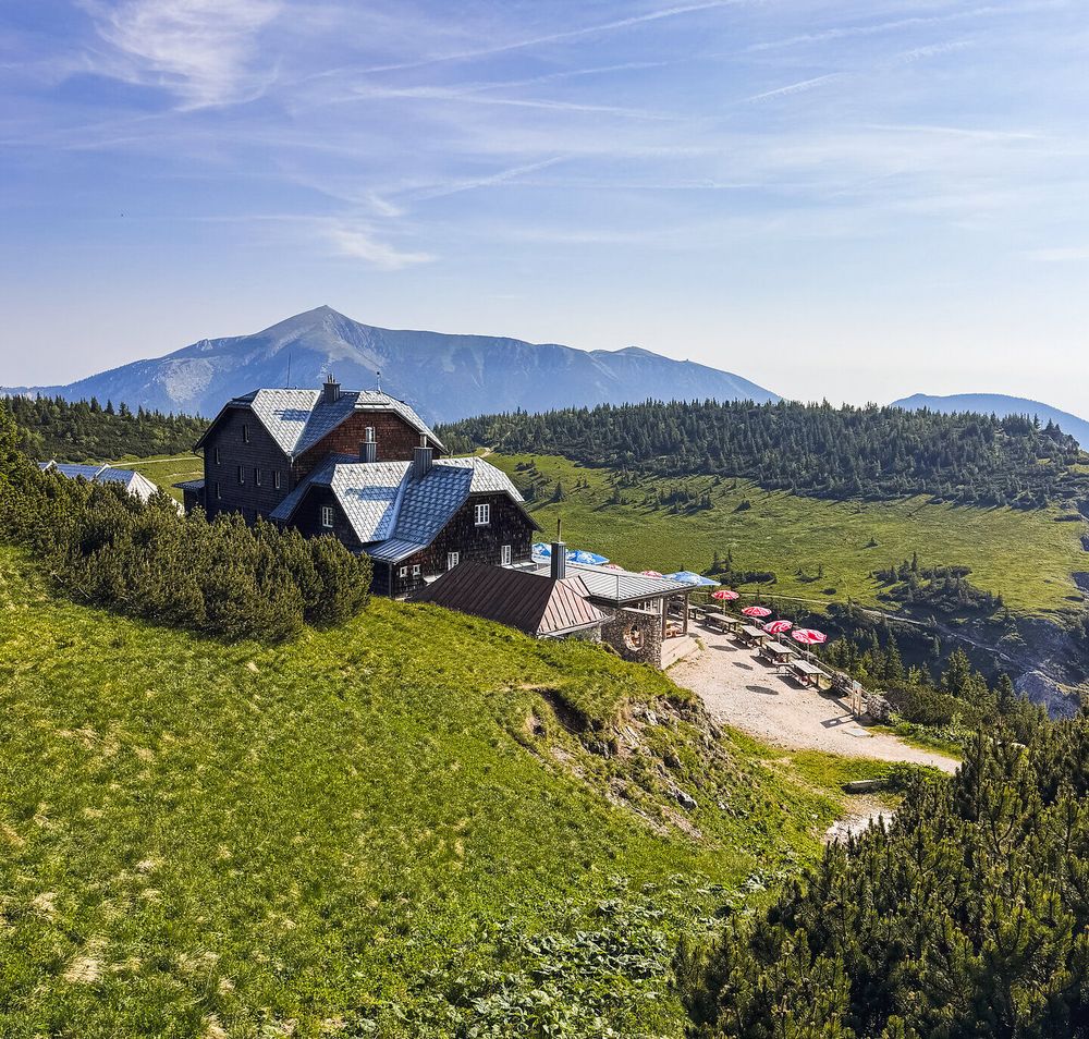 Ottohaus mit Bergpanorama im Hintergrund