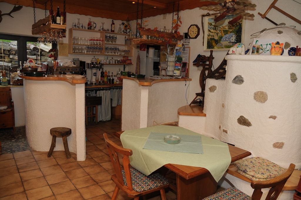 Gemütliche Berghütte mit rustikaler Einrichtung und Barbereich.