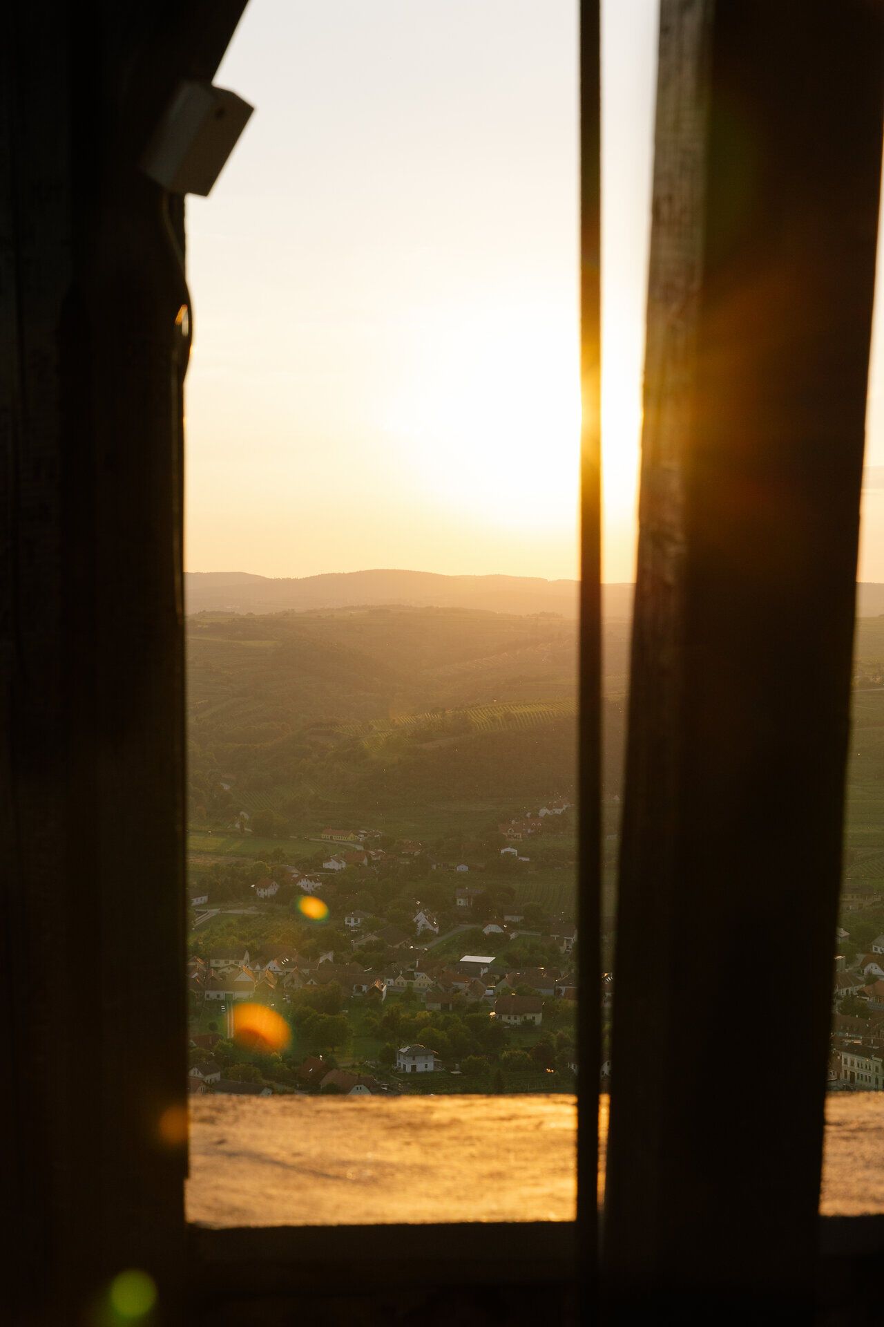 Die sanften Hügel des Kamptals erstrahlen im goldenen Licht der untergehenden Sonne, während die Natur in voller Blüte steht. Ein Gefühl von Ruhe und Frieden umgibt die Landschaft, die von malerischen Dörfern und üppigen Weinbergen geprägt ist. Hier, wo der Himmel die Erde küsst, wird jeder Moment zu einem unvergesslichen Erlebnis.