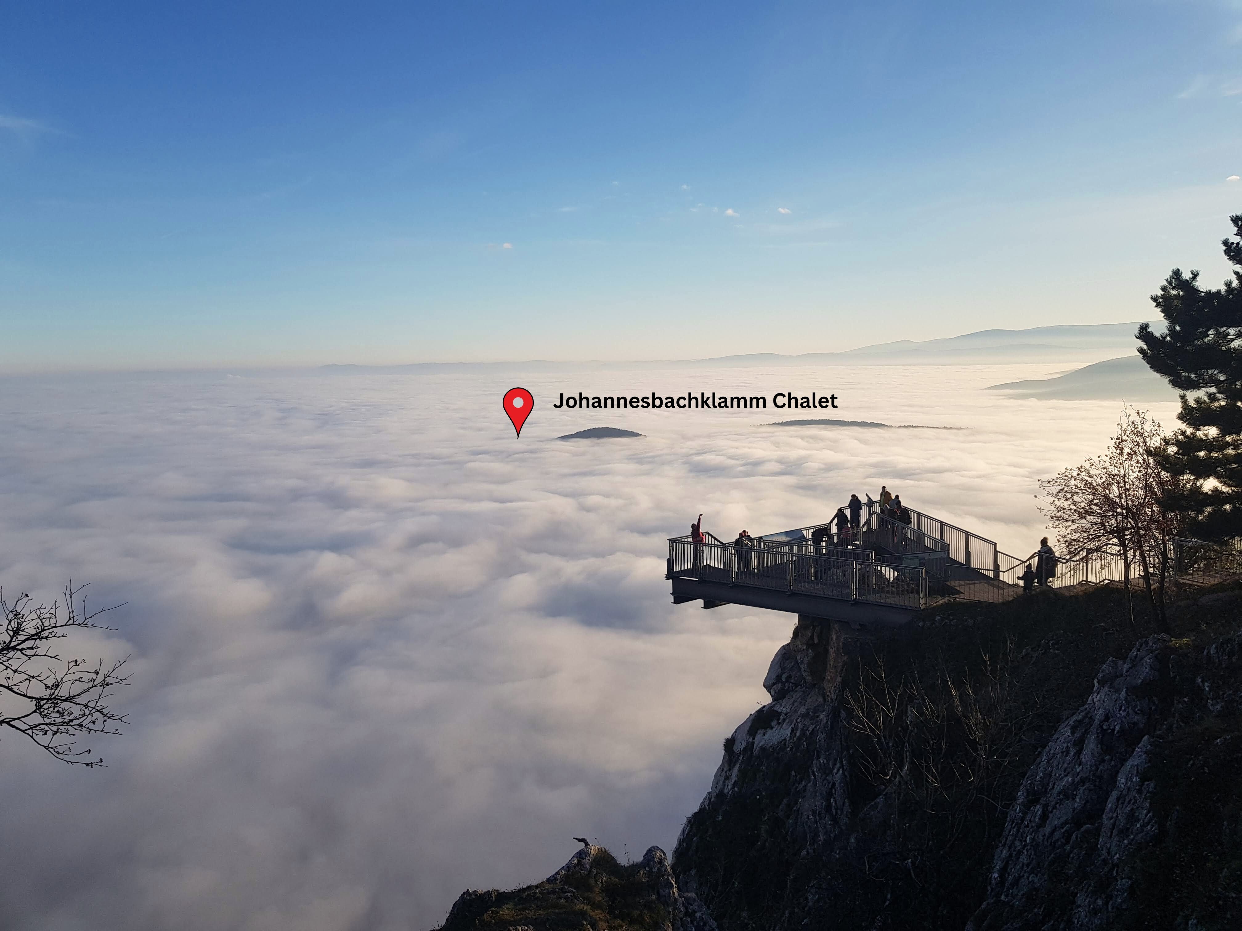 Skywalk Hohe Wand über einer Wolkendecke mit Blick auf das Johannesbachklamm Chalet.
