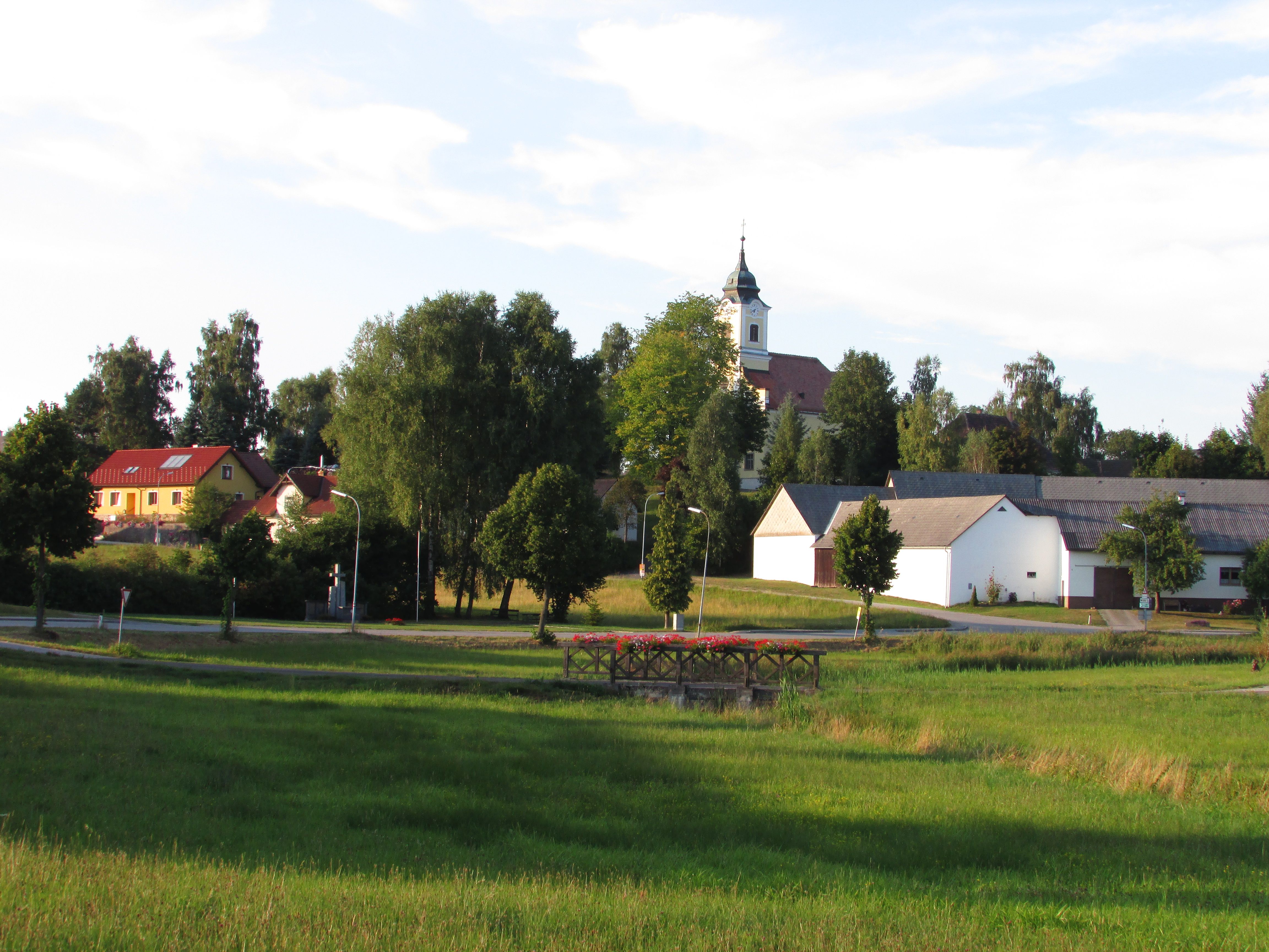 Ländliche Szene mit Kirche und Häusern in Haugschlag.