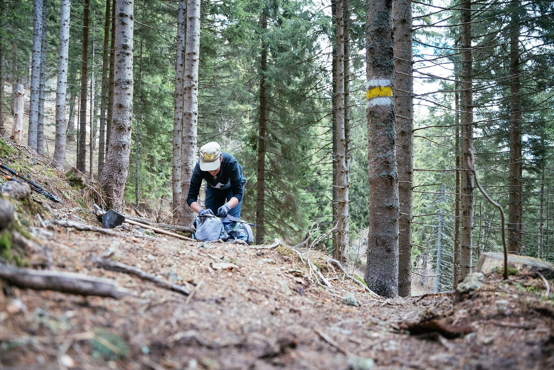 Inmitten der majestätischen Wälder der Rax entfaltet sich die Ruhe der Natur. Ein Wanderer bereitet sich darauf vor, die atemberaubenden Ausblicke und die frische Bergluft zu genießen. Hier, wo die Bäume hoch in den Himmel ragen, wird jeder Schritt zu einem unvergesslichen Erlebnis.