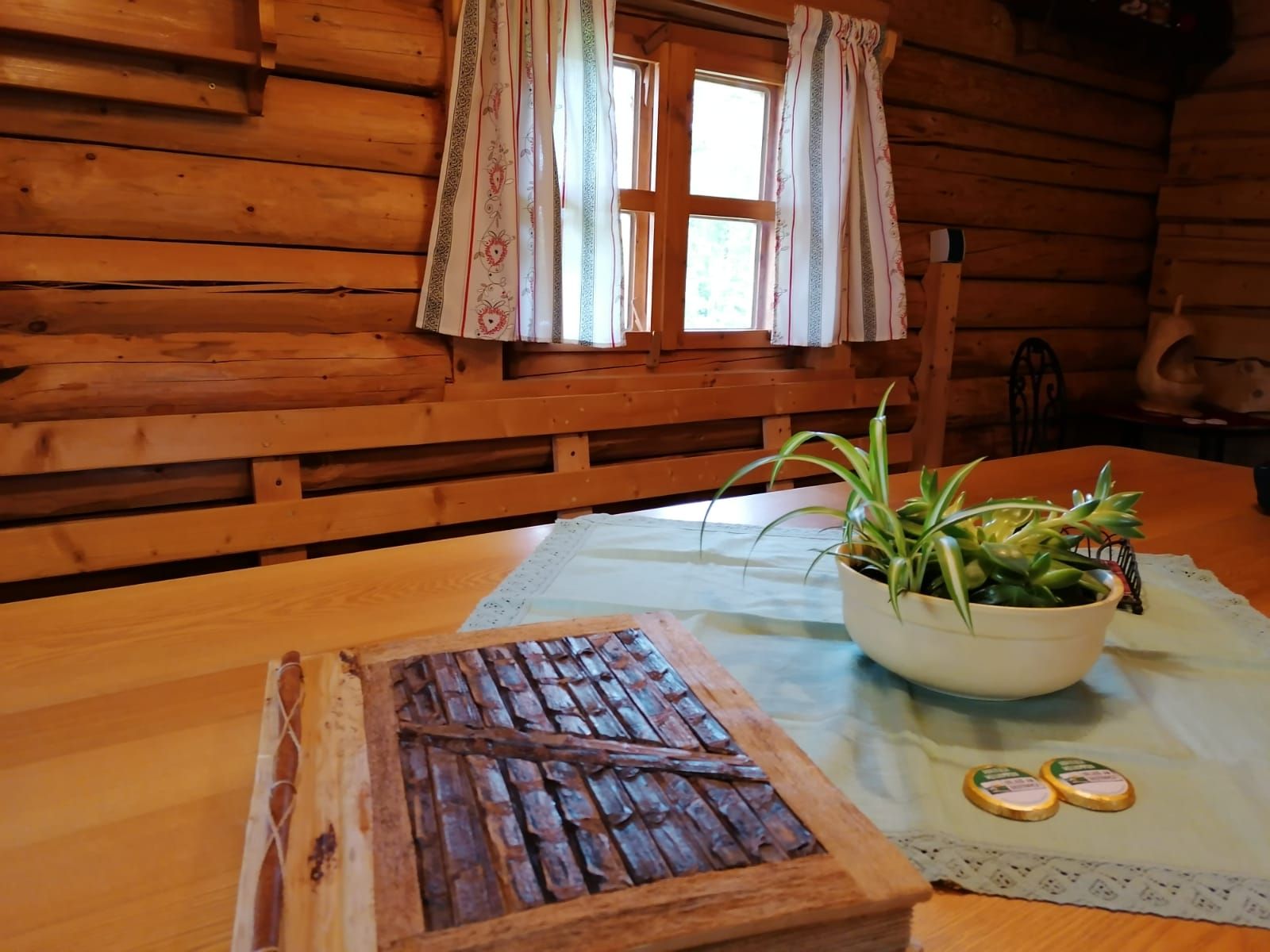 Esstisch in der Blockhütte