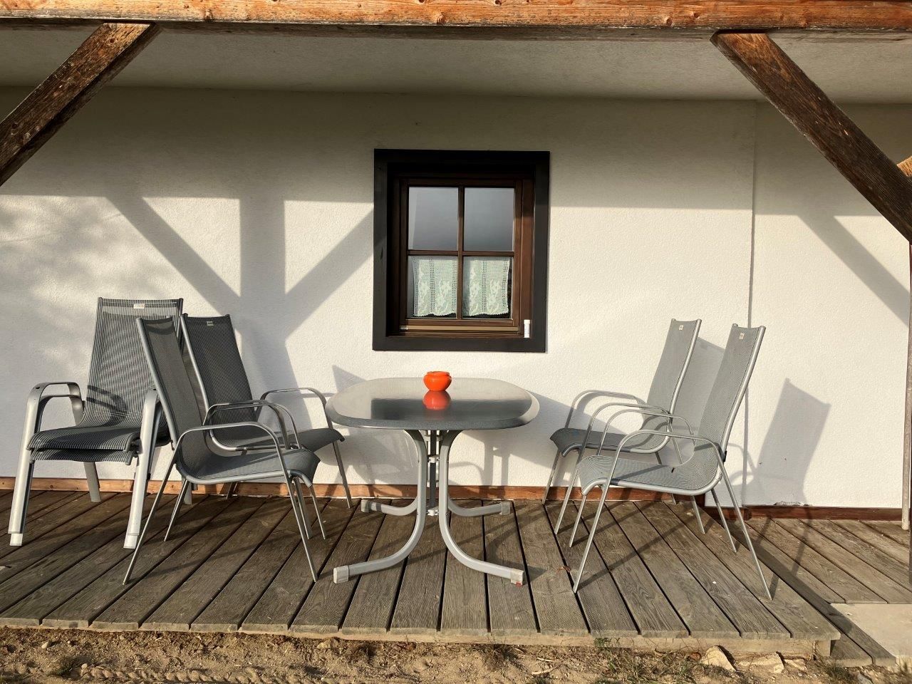 überdachter-sitzplatz-vor-dem-ferienhaus