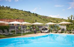 Innenansicht des Spabereiches mit bequemen Sitzmöbeln und großen Fenstern.