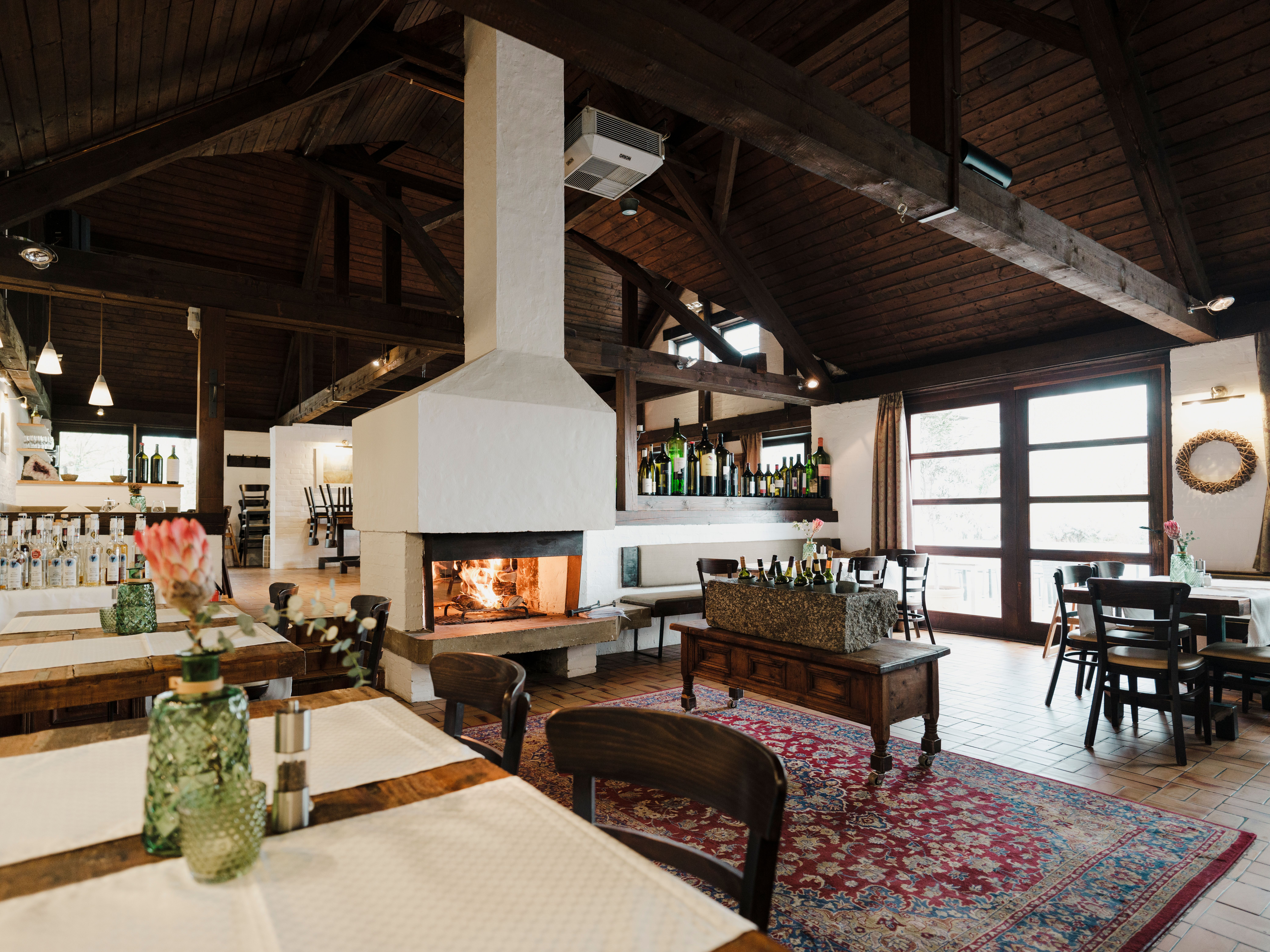 Gourmetgericht mit Lachs, Kräutern und Blüten auf Schieferplatte serviert.