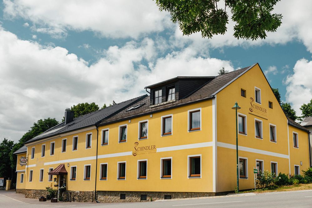 Gelbes Wirtshaus mit der Aufschrift 'Schindler' in Brunn am Wald.