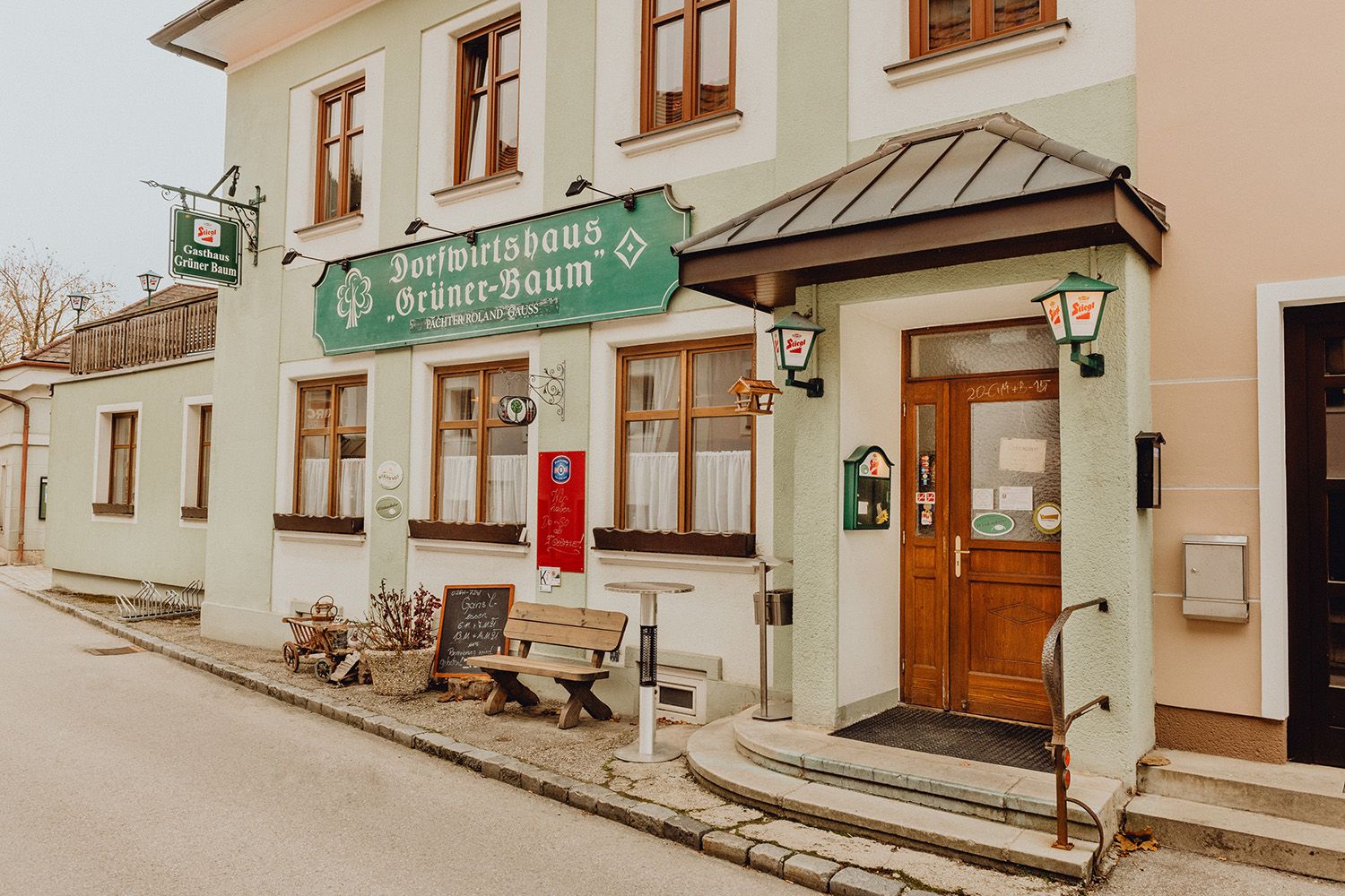 Außenansicht des Gasthauses Grüner Baum in Edlitz.