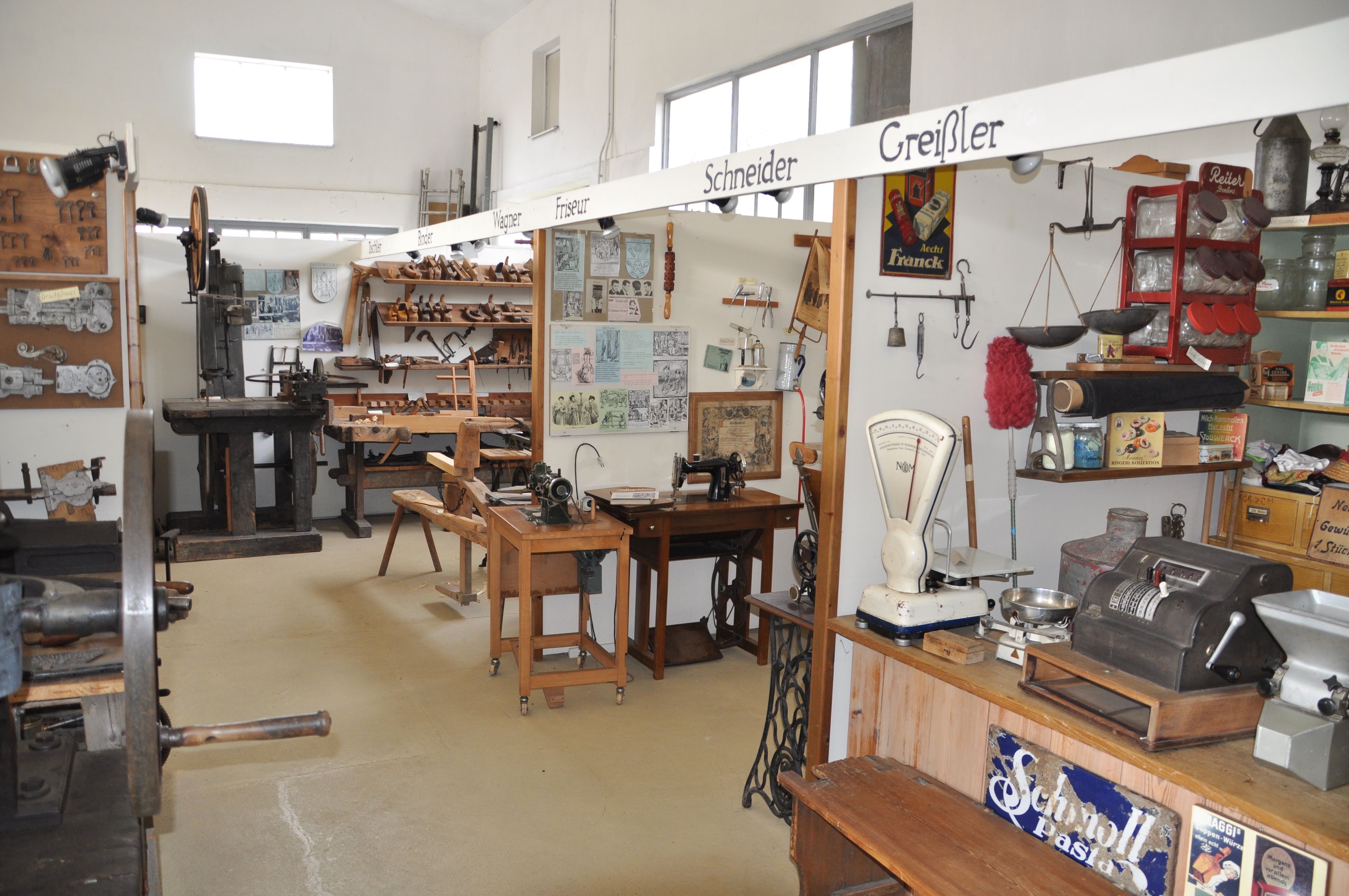 Innenansicht eines Heimatmuseums mit alten Werkzeugen und Geräten.