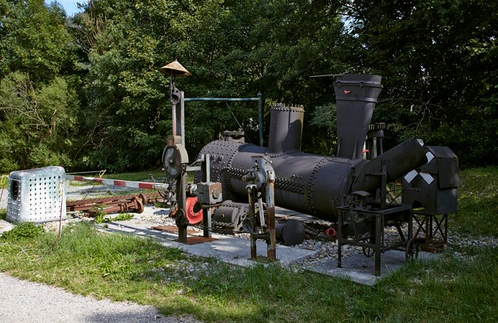 Ausstellung von alten Zahnradbahnteilen im Freien.