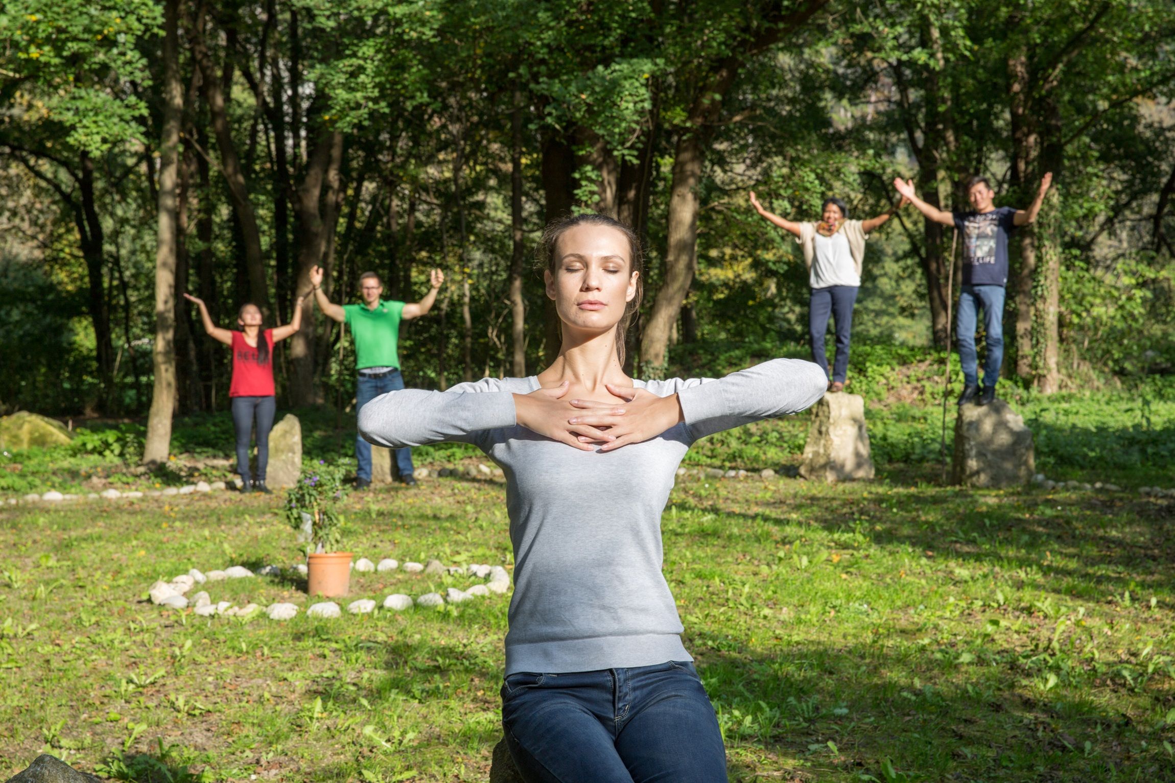 Menschen bei einem Waldness Programm machen Übungen auf einer Waldlichtung