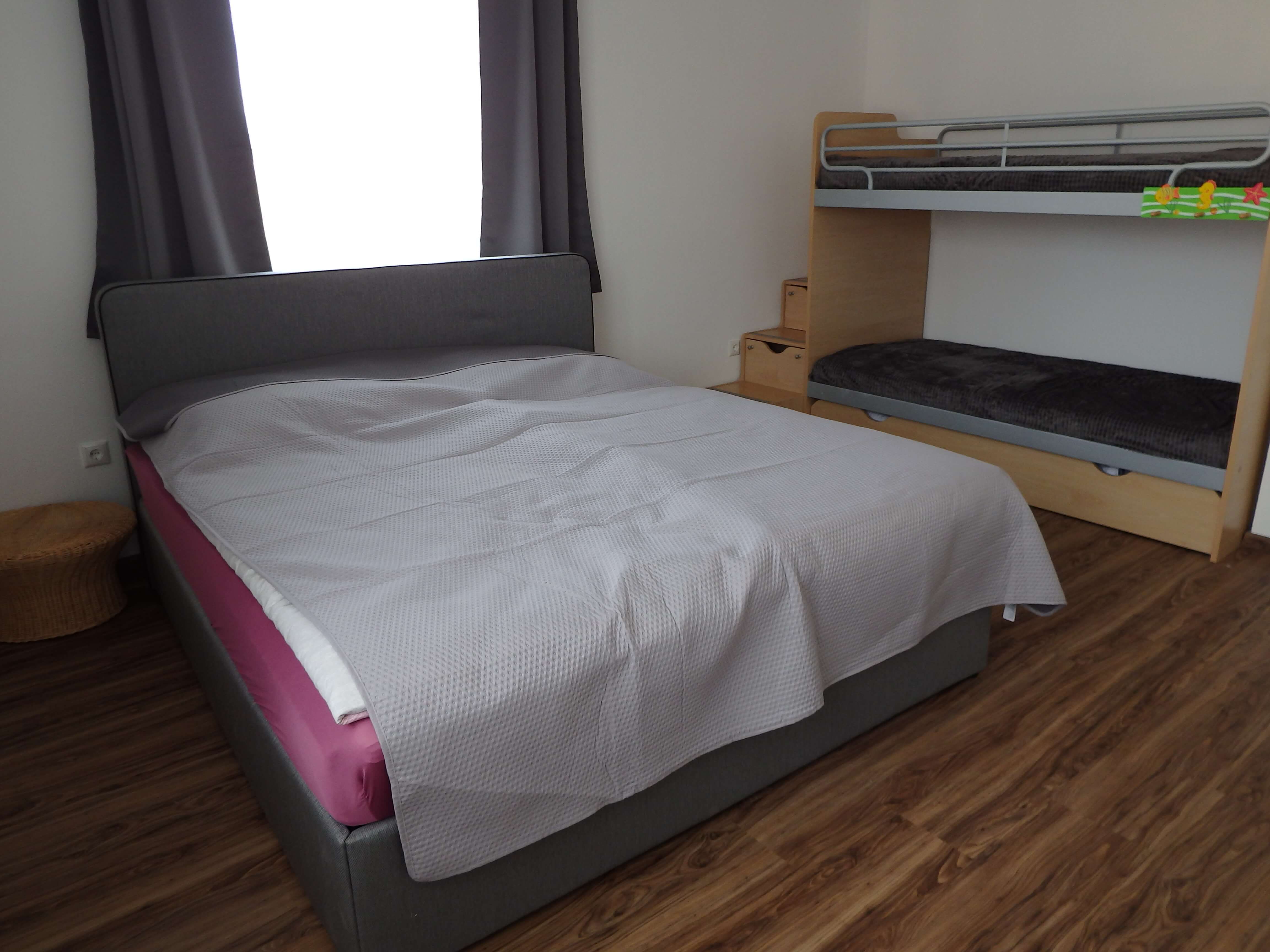 Schlafzimmer mit Kinderstockbett