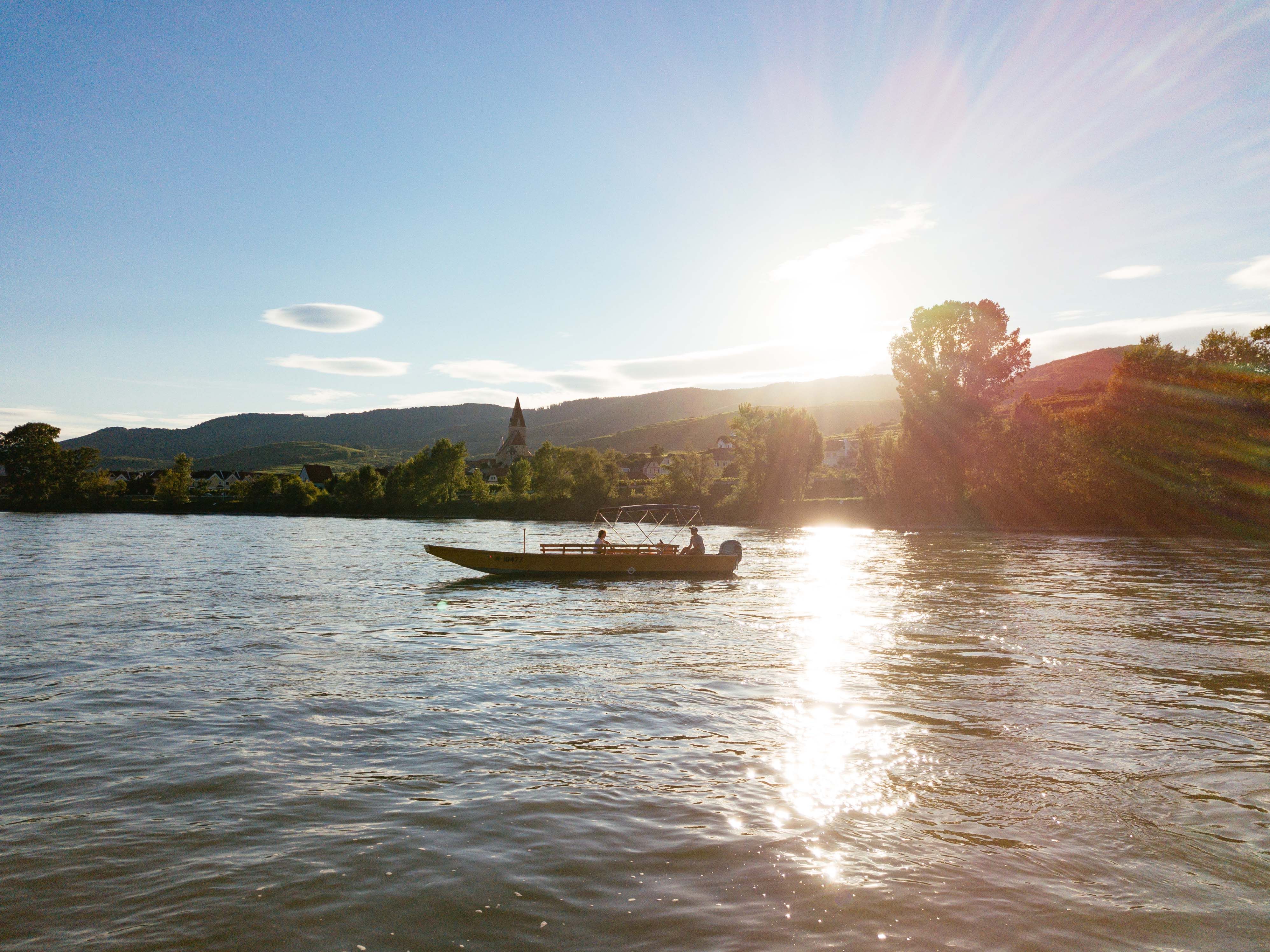 Boot auf einem Fluss bei Sonnenuntergang in der Wachau.