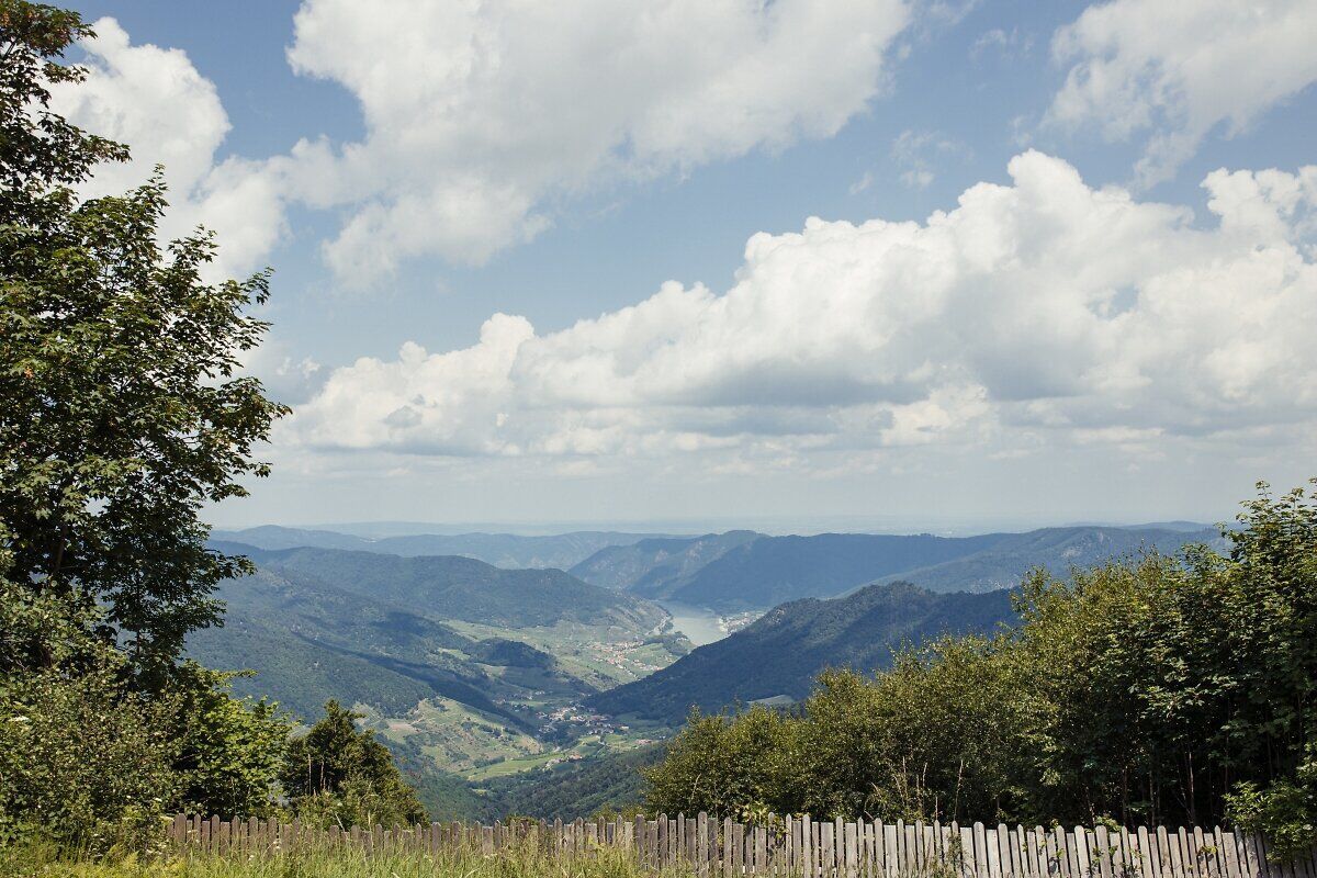 Die sanften Hügel und das üppige Grün der Naturparklandschaft laden zu unvergesslichen Wanderungen ein. Über den Tälern schwebt ein Gefühl von Freiheit, während die Wolken sanft am Himmel ziehen. Hier, wo die Schönheit der Natur auf die Ruhe der Berge trifft, wird jeder Schritt zum Erlebnis.