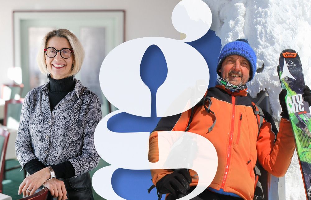 Zwei Personen, eine Frau in einem Raum und ein Mann in Winterkleidung mit Skiern im Schnee, getrennt durch ein großes Logo.