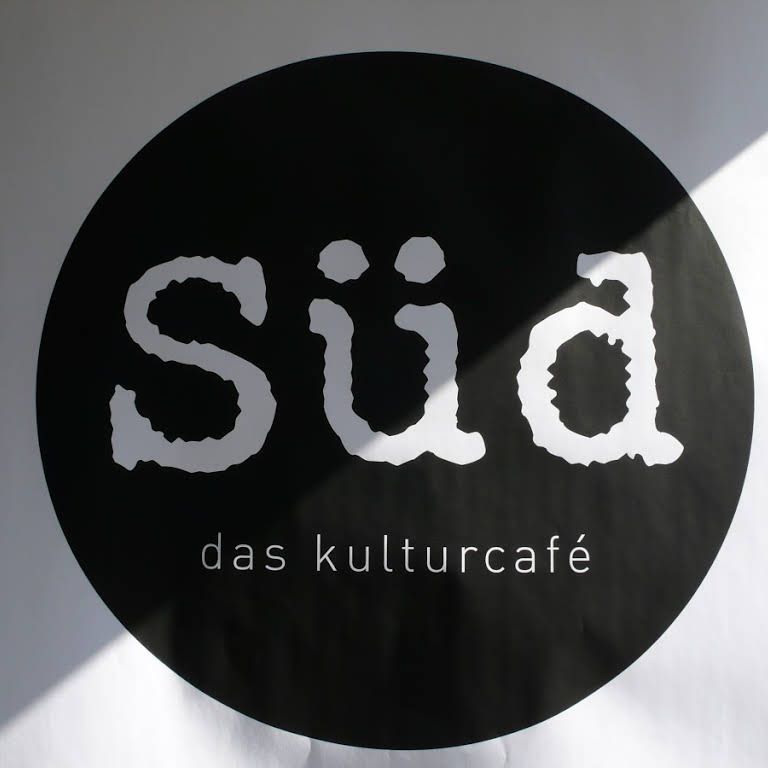 Logo des Kulturcafés Süd mit weißer Schrift auf schwarzem Kreis.