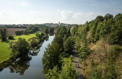 Sanfte Hügel und üppige Wälder umrahmen den glitzernden Fluss, der sich durch die Landschaft schlängelt. Radfahrer genießen die frische Luft und die malerischen Ausblicke, während sie die Ruhe der Natur erleben. Ein perfekter Ort, um dem Alltag zu entfliehen und die Schönheit der Umgebung zu entdecken.