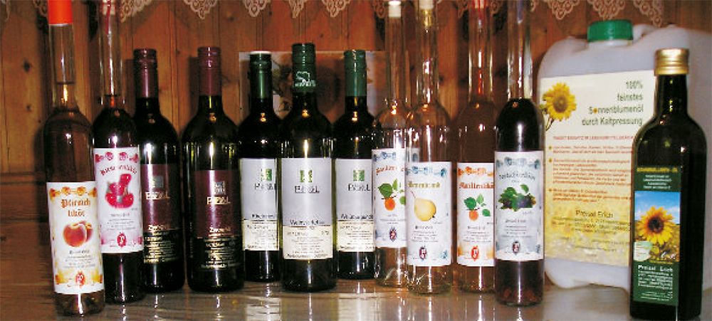 Verschiedene Flaschen mit Weinen und Likören auf einem Tisch.