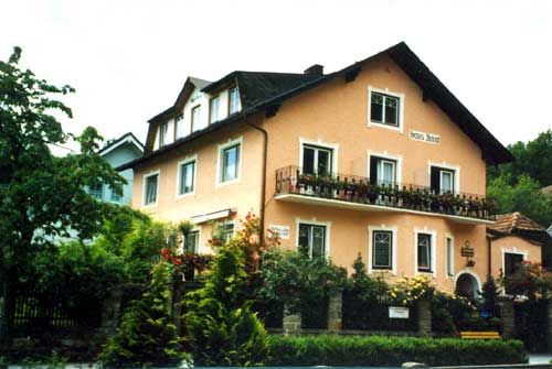 Oranges Stockhaus mit Holzbalkon