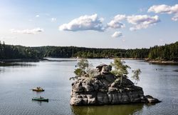 Der Ottensteiner Stausee strahlt an einem sonnigen Sommertag eine friedliche Atmosphäre aus. Kajakfahrer gleiten sanft über das glitzernde Wasser, während die umgebenden Wälder eine ruhige Kulisse bieten. Hier erleben Besucher die perfekte Kombination aus Natur und Erholung.
