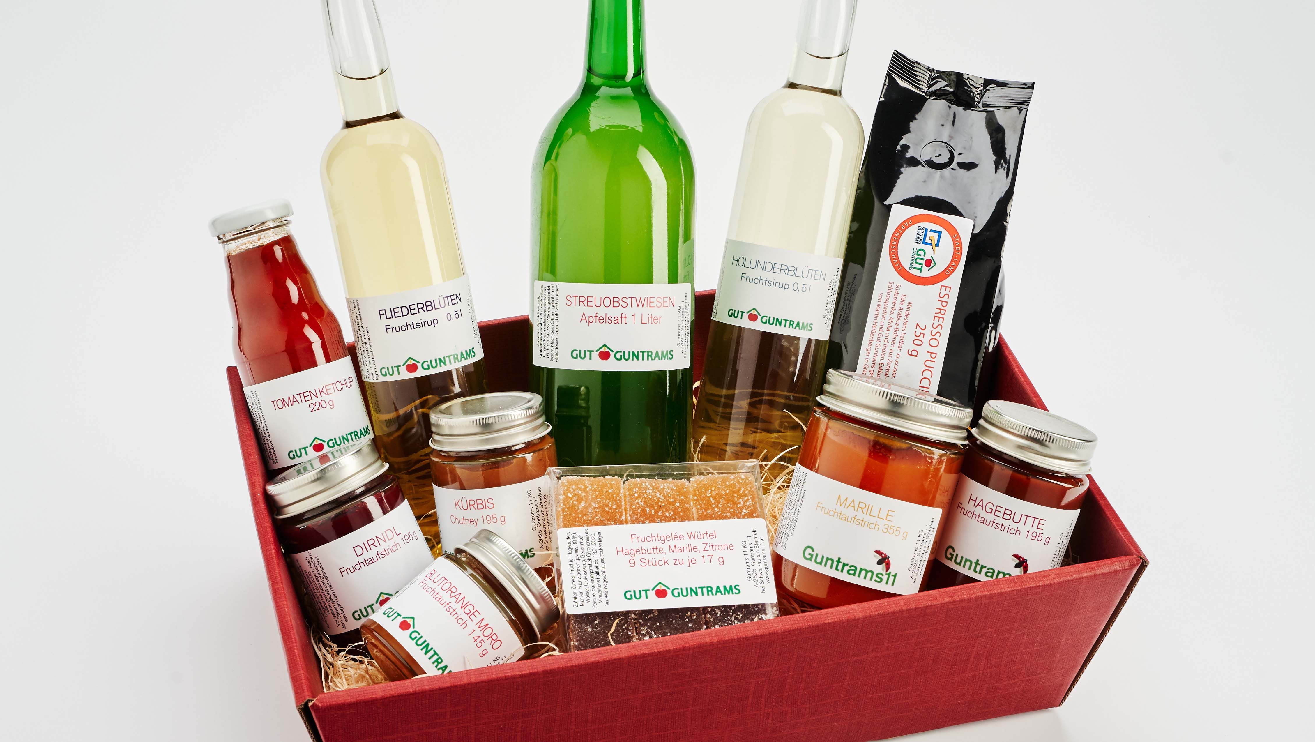 Geschenkkorb mit verschiedenen Lebensmitteln von Gut Guntrams.