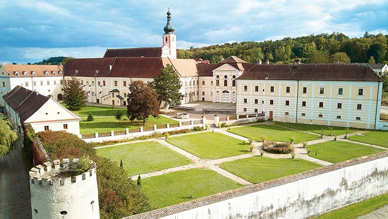 Luftaufnahme des Stifts Geras mit Garten und Gebäuden.