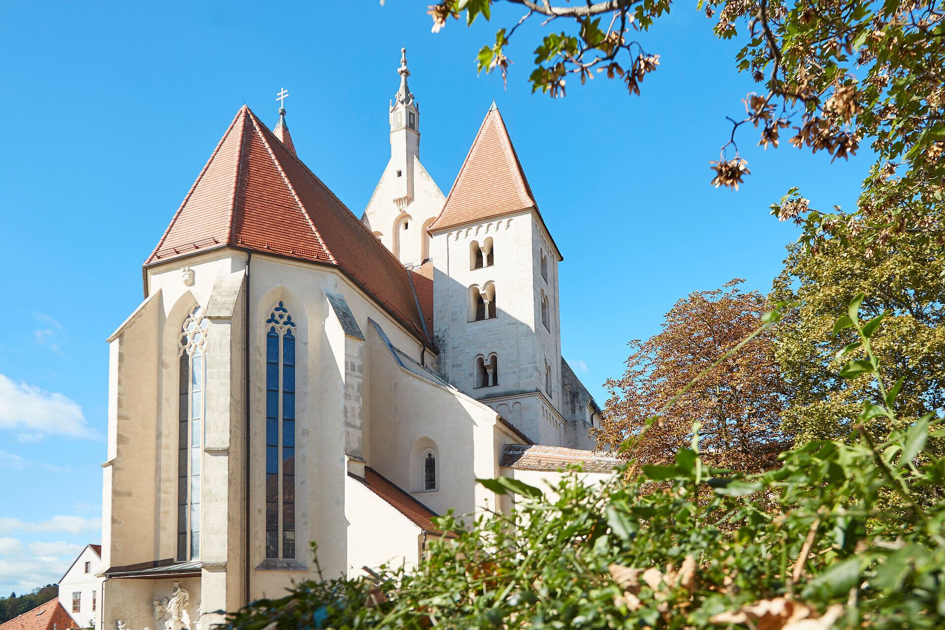 Kirche in Eggenburg mit roten Dächern und blauem Himmel.