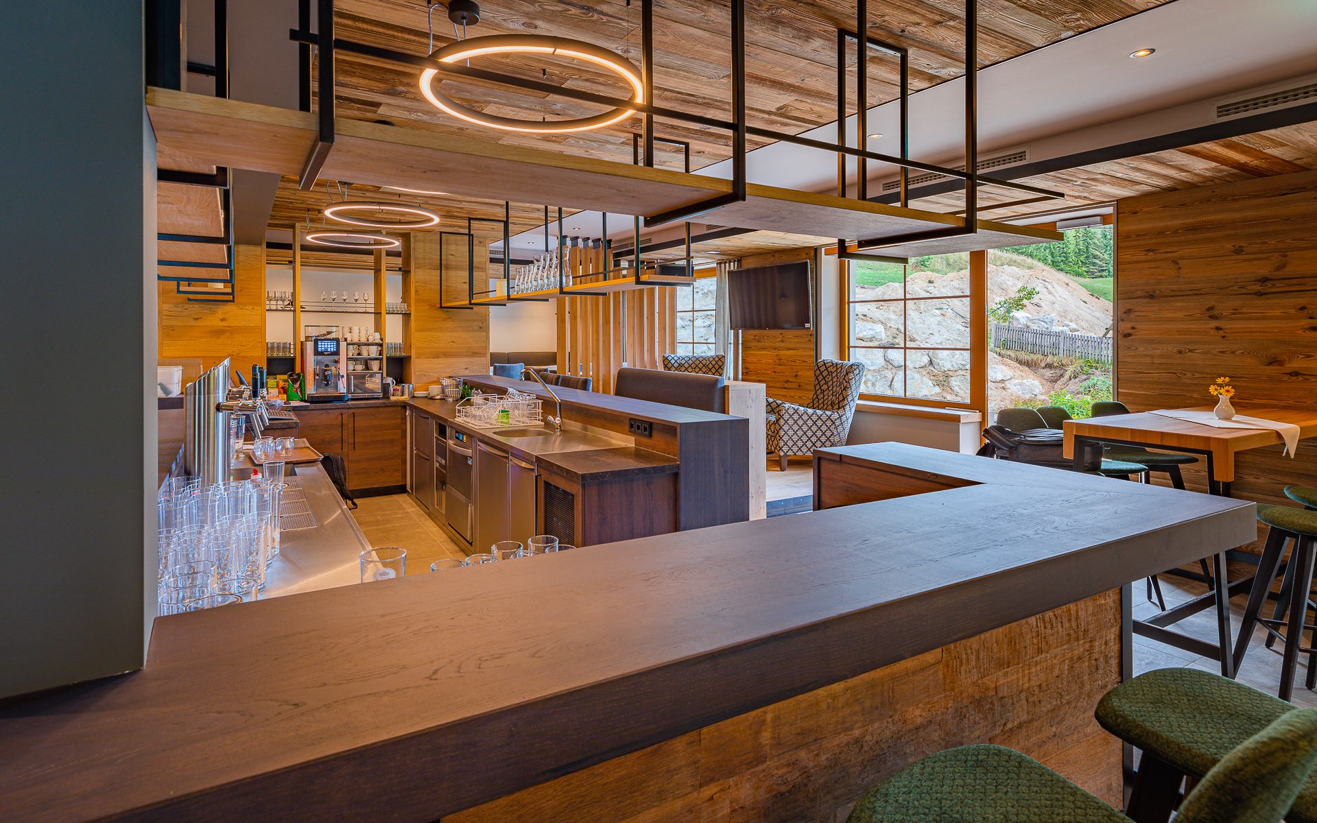 Modernes Restaurant mit Holzdekor und Barbereich.