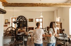 Im Weinviertler Museumsdorf Niedersulz erleben Besucher die Faszination traditioneller Handwerkskunst. Die harmonische Atmosphäre und die liebevoll restaurierten Gebäude laden dazu ein, in vergangene Zeiten einzutauchen und die Geschichten der Region zu entdecken.