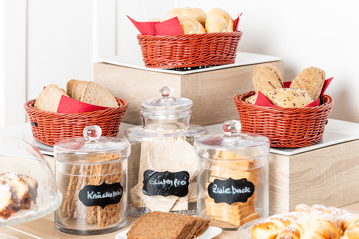 Buffet mit Gebäck wie glutenfreies Brot, Semmeln, Knäckebrot, Mehrkornweckerl