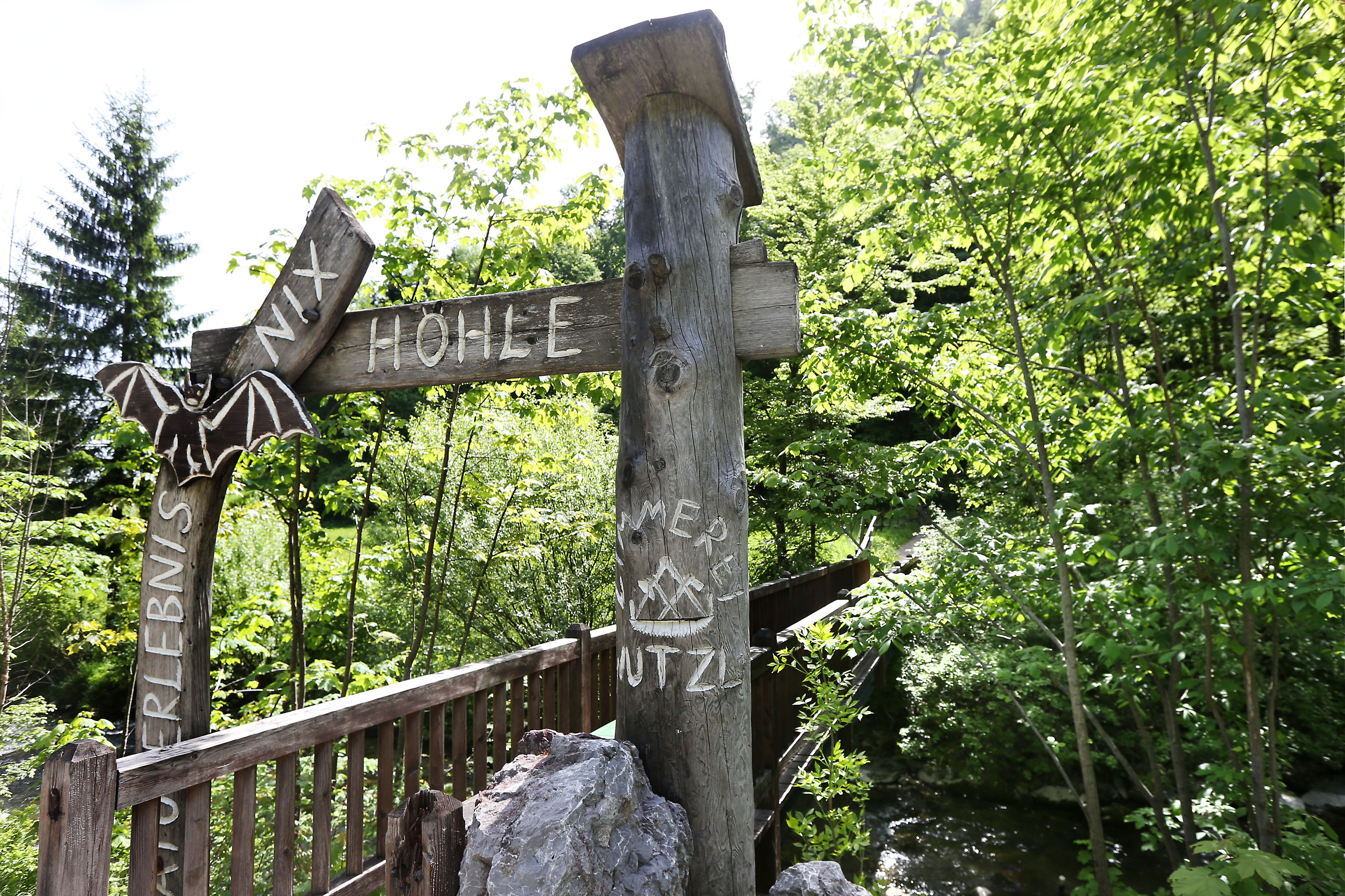 Eingang zur Nixhöhle bei Frankenfels mit Holzschild und Fledermaus-Dekoration.