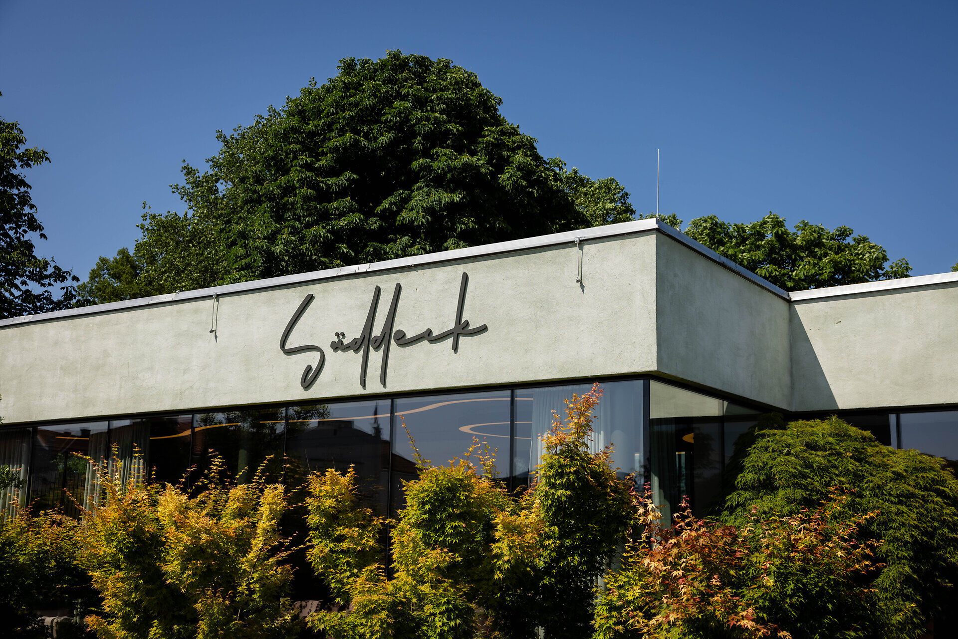 Süddeck, Restaurant direkt an der Donau liegend mit viel grünen Büschen umrahmt