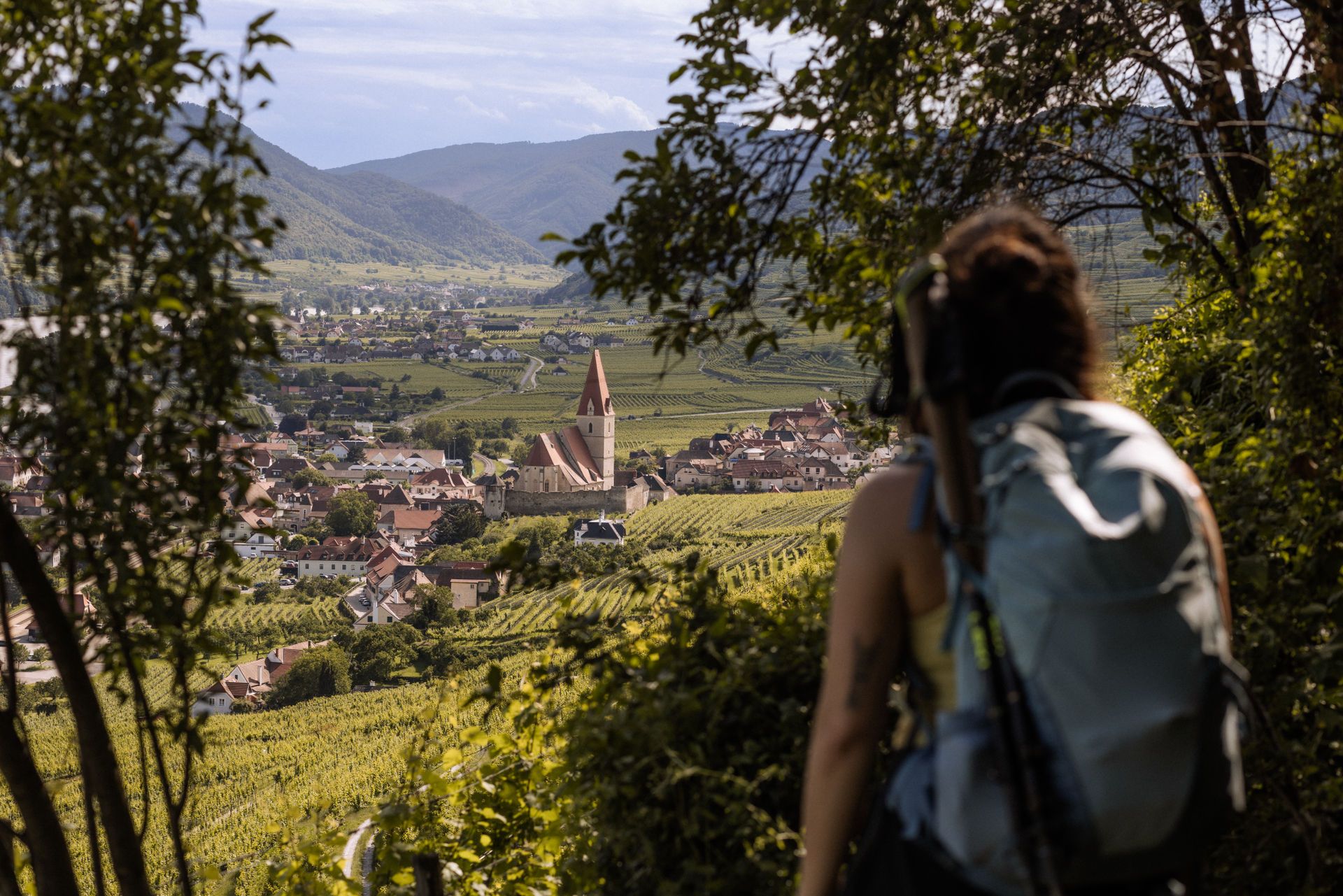 Wandernde blickt auf Weißenkirchen