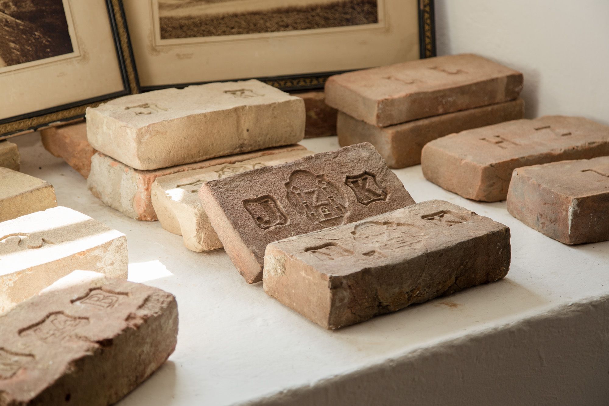 Historische Ziegelsteine mit Prägungen im Stadtmuseum Zistersdorf.