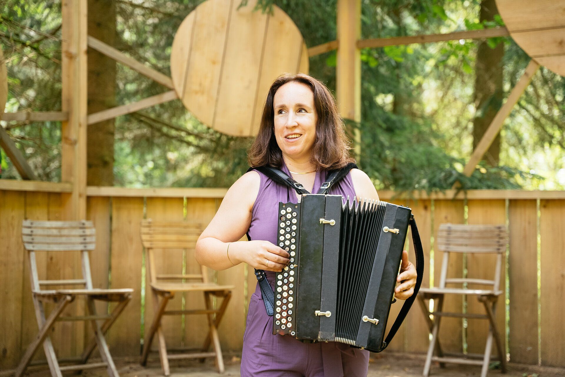 Inmitten der idyllischen Natur des Waldviertels entfaltet sich beim Schrammel.Klang.Festival in Litschau eine harmonische Melodie, während zwei talentierte Musiker mit Leidenschaft ihre Instrumente spielen. Die sanften Klänge der Gitarre und des Akkordeons laden die Zuhörer ein, den Moment zu genießen und die Seele baumeln zu lassen.