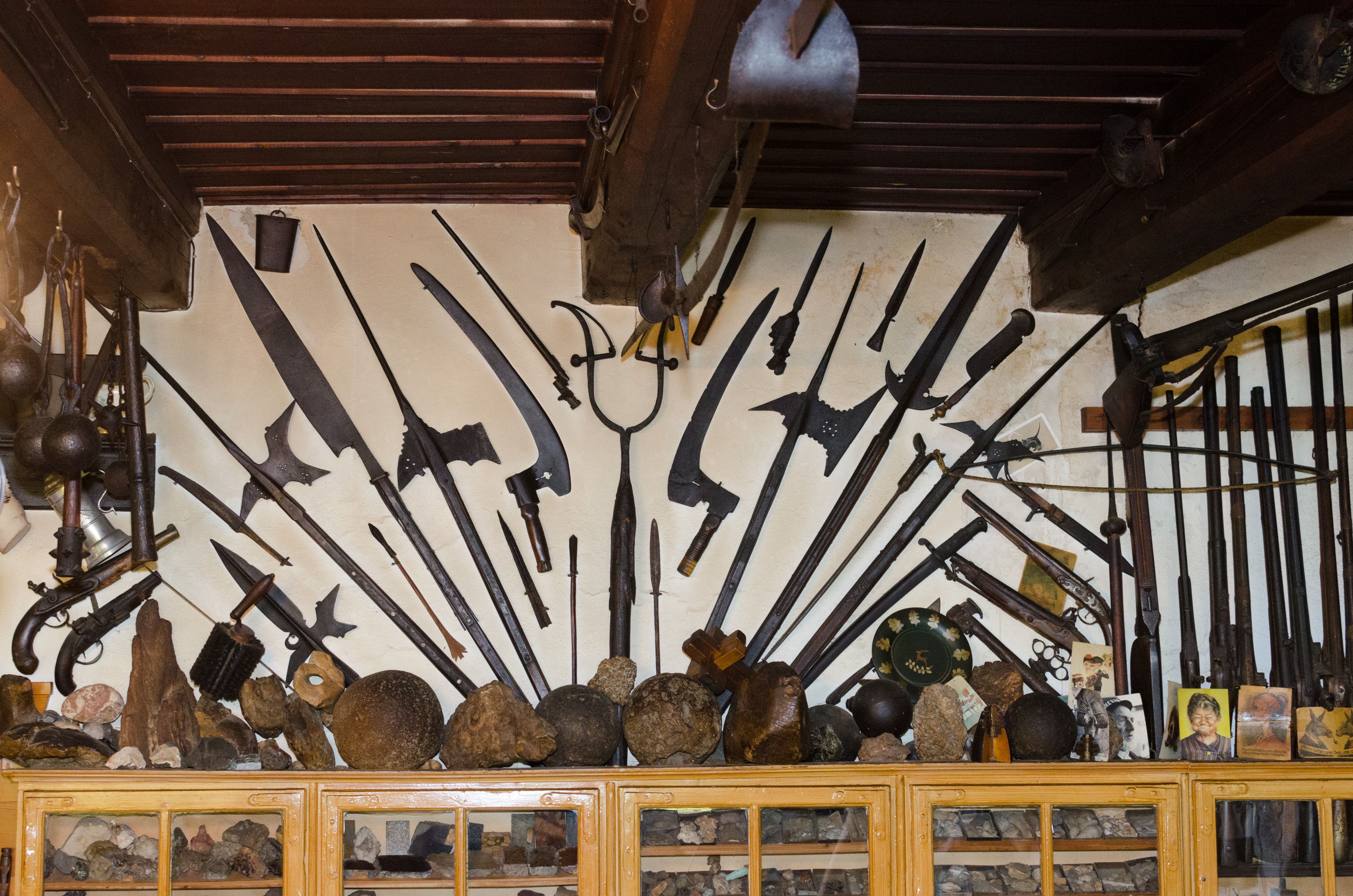 Wand mit historischen Waffen und Artefakten im Heimatmuseum.