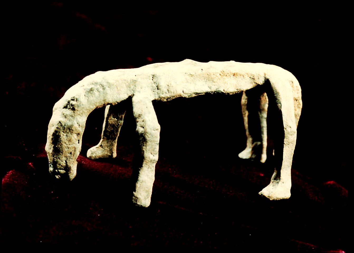 Archäologisches Fundstück aus Mannersdorf, das ein Tier darstellt.