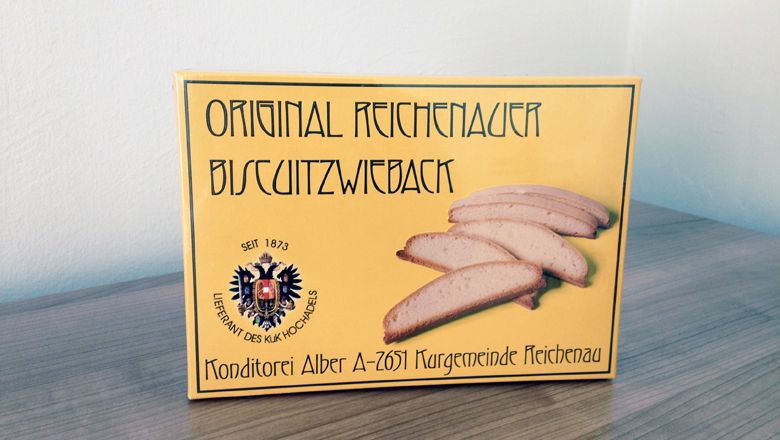 Verpackung von Reichenauer Biscuitzwieback auf einem Tisch.