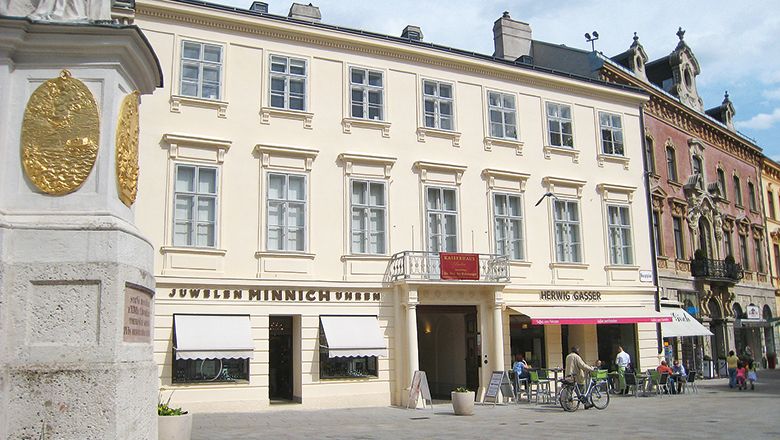 Historisches Gebäude in Baden mit Geschäften im Erdgeschoss.